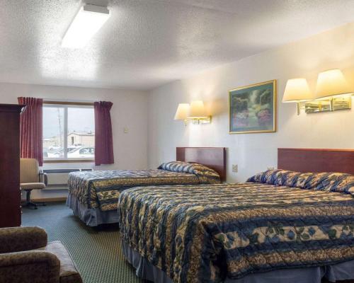 Postelja oz. postelje v sobi nastanitve Rodeway Inn West Fargo