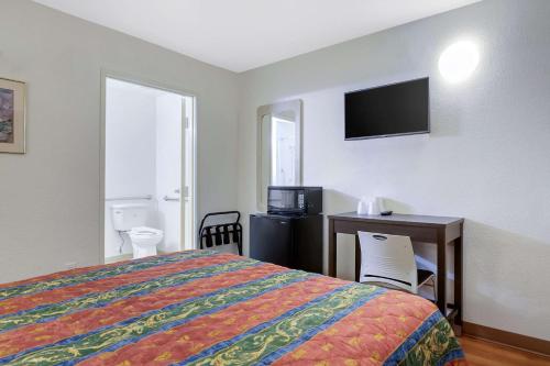 Кровать или кровати в номере Rodeway Inn Winston Salem Route 52