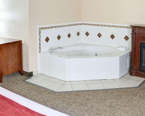奧馬哈的住宿－奧馬哈康福特套房酒店，铺有瓷砖地板的客房内的白色浴缸