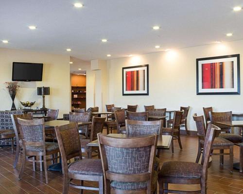 TV o dispositivi per l'intrattenimento presso Quality Inn & Suites Minot North