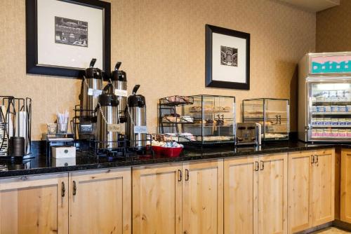 een keuken met een aanrecht en een koelkast bij MainStay Suites Williston in Williston