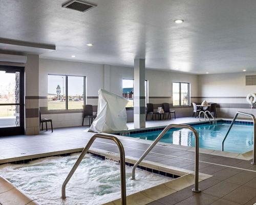 Πισίνα στο ή κοντά στο Comfort Suites Fargo Medical Center