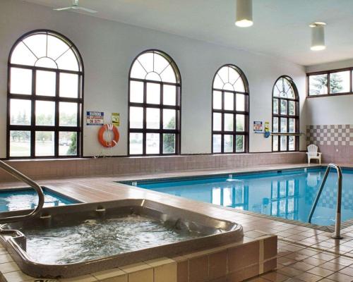 a large swimming pool with a large tub at Rodeway Inn Columbia Mall Loop in Grand Forks