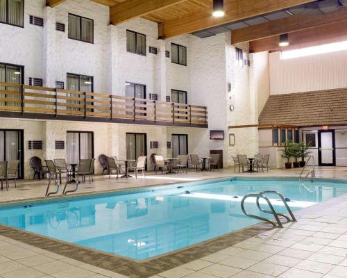 Басейн в или близо до Quality Inn Bismarck