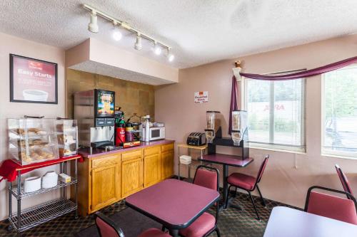 une salle d'attente avec une table et des chaises ainsi qu'une cuisine dans l'établissement Econo Lodge Lincoln, à Lincoln