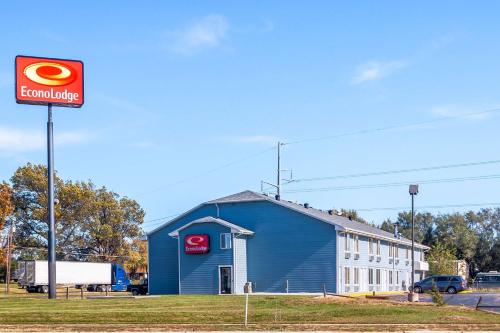 a blue building with a sign in front of it at Econo Lodge Lincoln in Lincoln