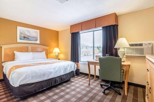 Una cama o camas en una habitación de Quality Inn North Conway