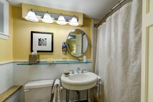 Ванная комната в Port Inn and Suites Portsmouth, an Ascend Collection Hotel