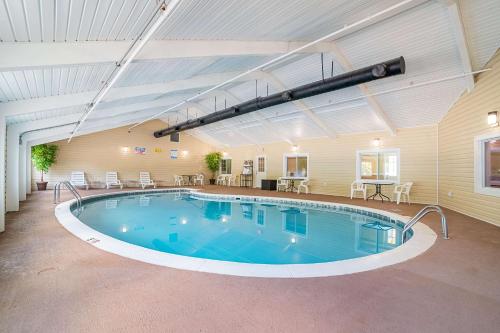 The swimming pool at or close to Quality Inn North Conway