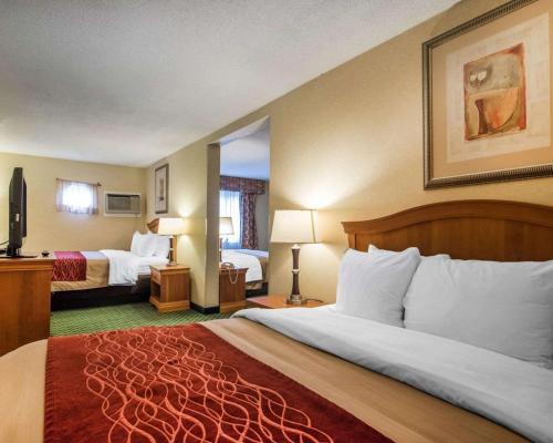 um grande quarto de hotel com duas camas e uma televisão em Quality Inn em Ashland