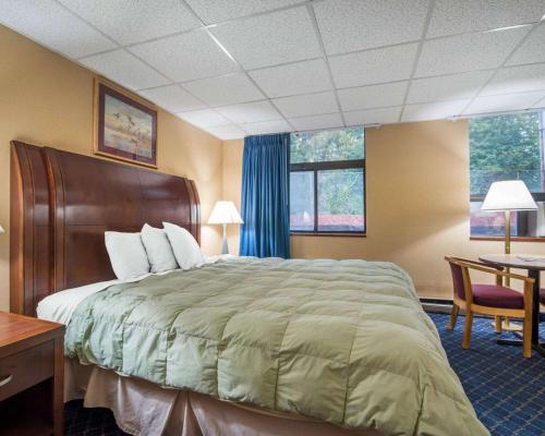 En eller flere senge i et værelse på Econo Lodge