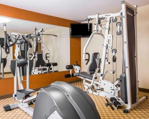 a gym with tread machines and a treadmill at Econo Lodge Lakes Region in West Ossipee