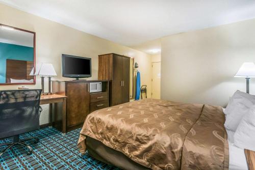 Katil atau katil-katil dalam bilik di Quality Inn Loudon-Concord