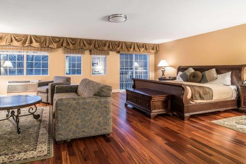 um quarto com uma cama, um sofá e uma mesa em Riverside Hotel, Ascend Hotel Collection em West Chesterfield