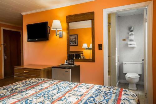 Ένα ή περισσότερα κρεβάτια σε δωμάτιο στο Rodeway Inn Lincoln I-93