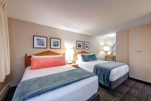 Кровать или кровати в номере Port Inn and Suites Portsmouth, an Ascend Collection Hotel