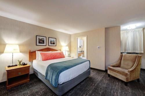 Un pat sau paturi într-o cameră la Port Inn and Suites Portsmouth, Ascend Hotel Collection