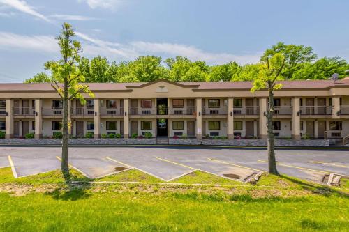 an empty parking lot in front of a building at Econo Lodge Mount Laurel - Philadelphia East in Mount Laurel