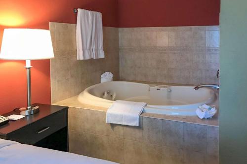 Et badeværelse på Clarion Hotel & Conference Center
