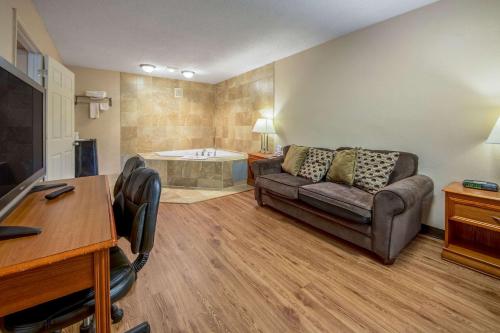 a living room with a couch and a tub at Econo Lodge Mount Laurel - Philadelphia East in Mount Laurel