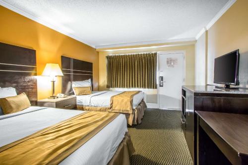 Habitación de hotel con 2 camas y TV de pantalla plana. en The Boards AC, en Atlantic City