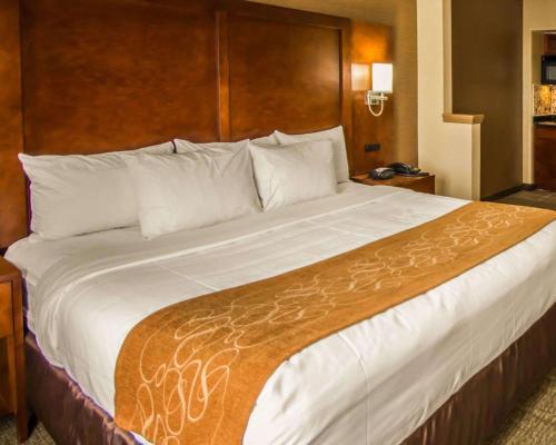 a large bed in a hotel room at Quality Suites NYC Gateway in North Bergen