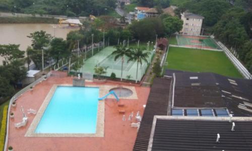 vista sul tetto di una piscina e di un parco di Flat Cavalinho Branco (40A) ad Águas de Lindóia