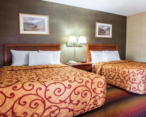 duas camas num quarto de hotel ao lado um do outro em Rodeway Inn em Jersey City