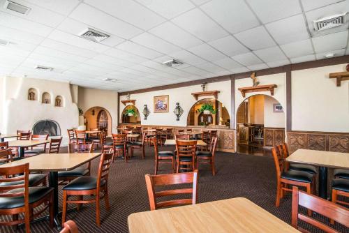 タオスにあるQuality Inn Taosのテーブルと椅子が置かれたダイニングルーム