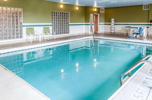duży basen z niebieską wodą w pokoju hotelowym w obiekcie Sleep Inn University w mieście Las Cruces