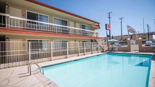 Bazén v ubytovaní Econo Lodge Downtown Albuquerque alebo v jeho blízkosti