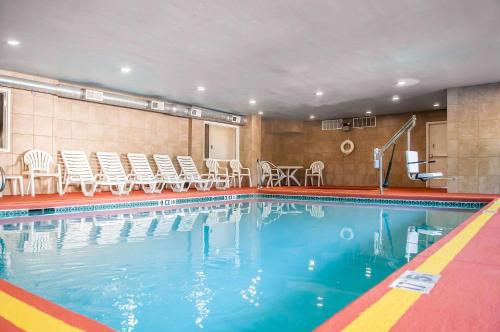 Kolam renang di atau dekat dengan Comfort Suites Albuquerque-North Journal Center