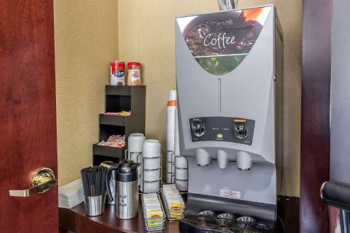 eine Kaffeemaschine auf einem Tisch neben einer Tür in der Unterkunft Quality Inn near Mountain Creek in Vernon