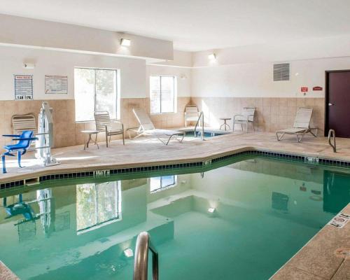 - une piscine avec des chaises, des tables et des chaises dans l'établissement Comfort Suites Gallup East Route 66 and I-40, à Gallup