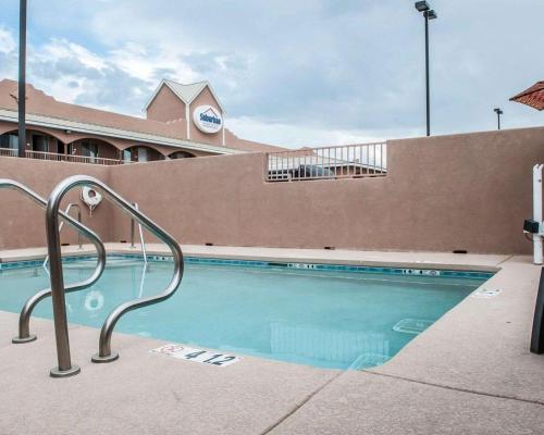 The swimming pool at or close to Suburban Studios Alamogordo