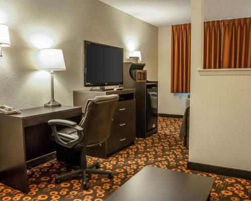 TV a/nebo společenská místnost v ubytování Econo Lodge Inn & Suites