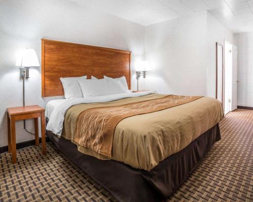 a large bed in a hotel room with a bed sidx sidx sidx at Rodeway Inn Elko Downtown Area in Elko