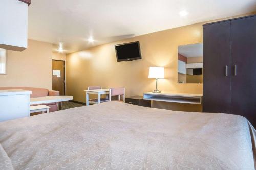 Letto o letti in una camera di Quality Inn & Suites Elko