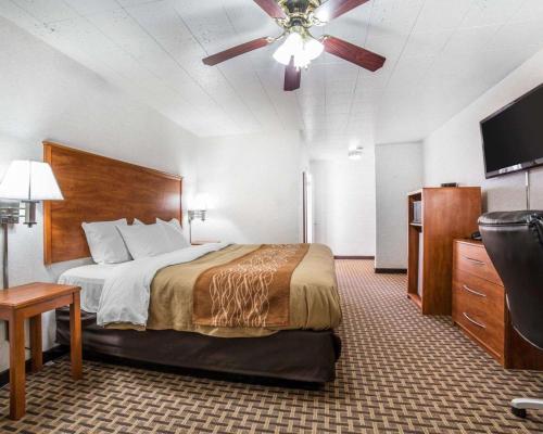 A bed or beds in a room at Rodeway Inn Elko Downtown Area