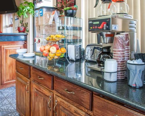 a kitchen counter with a bowl of fruit on it at Econo Lodge Hobbs in Hobbs