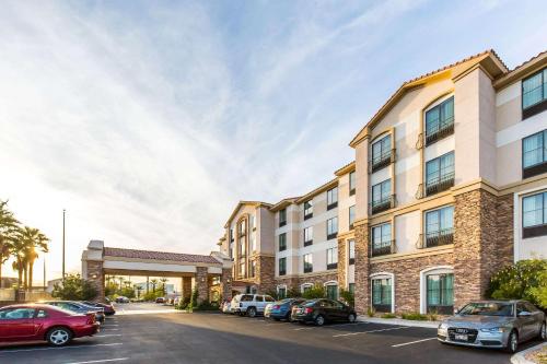 a parking lot with cars parked in front of a building at Comfort Inn & Suites Henderson - Las Vegas in Las Vegas