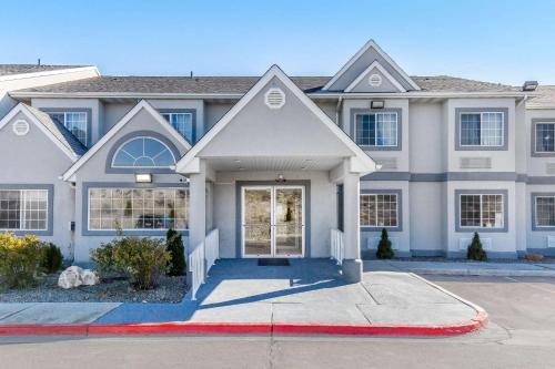 una grande casa bianca con un vialetto rosso di Quality Inn & Suites Elko a Elko