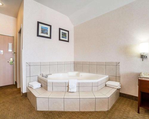 - une grande salle de bains pourvue d'une baignoire dans l'établissement Comfort Inn Elko, à Elko