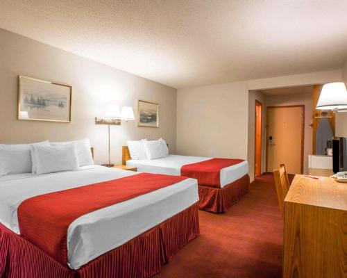 Ένα ή περισσότερα κρεβάτια σε δωμάτιο στο Rodeway Inn Lake Placid