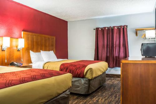 Ένα ή περισσότερα κρεβάτια σε δωμάτιο στο Econo Lodge