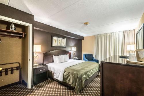 Llit o llits en una habitació de Quality Inn Ithaca - University Area