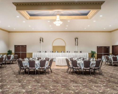 ナイアガラフォールズにあるQuality Inn - Niagara Falls Blvdのテーブルと椅子が置かれた宴会場