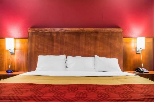 Ένα ή περισσότερα κρεβάτια σε δωμάτιο στο Econo Lodge