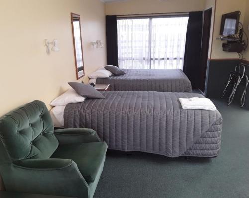 En eller flere senge i et værelse på Sundowner Motel