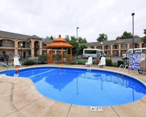 Kolam renang di atau dekat dengan Econo Lodge at the Falls North